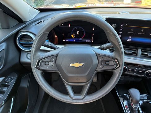 Used 2025 Chevrolet Trax LT FWD image 27