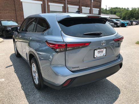 Used 2023 Toyota Highlander LE AWD/4WD image 5