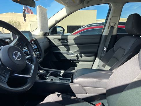 Used 2024 Nissan Pathfinder SV image 12