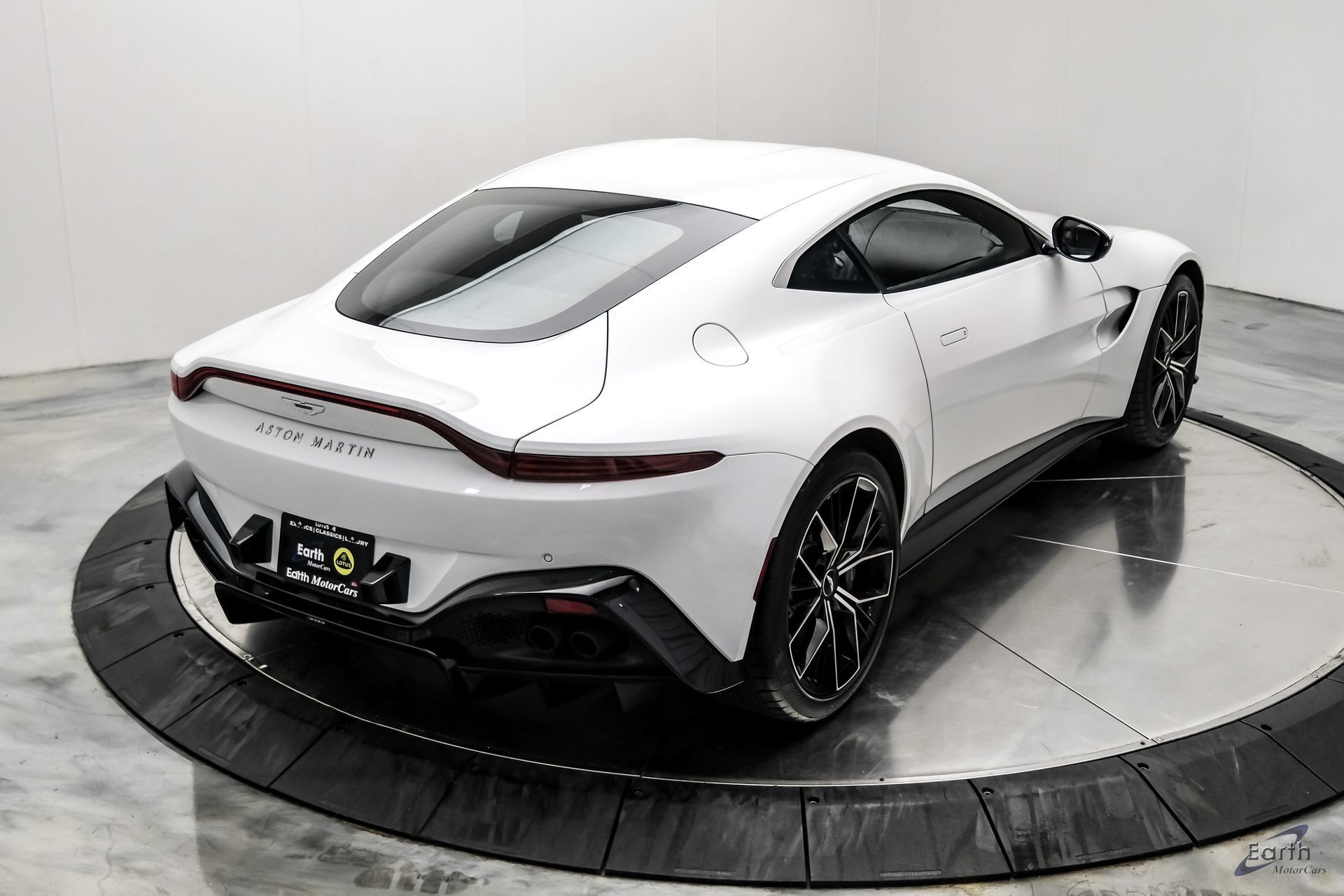 Used 2022 Aston Martin V8 Vantage Coupe RWD image 21