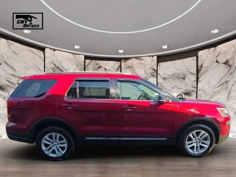 Used 2018 Ford Explorer XLT w/ Equipment Group 202A AWD/4WD image 4