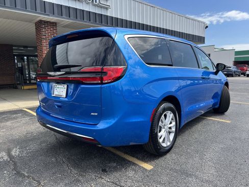 Used 2026 Chrysler Pacifica Select AWD/4WD image 5
