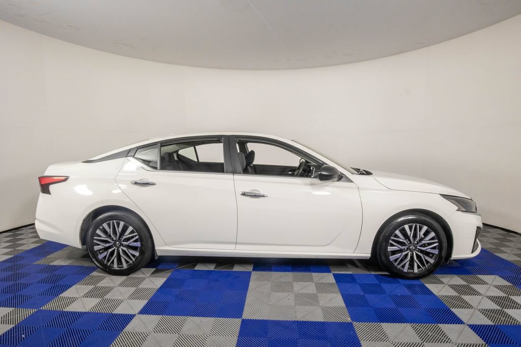 Used 2025 Nissan Altima 2.5 SV FWD image 5