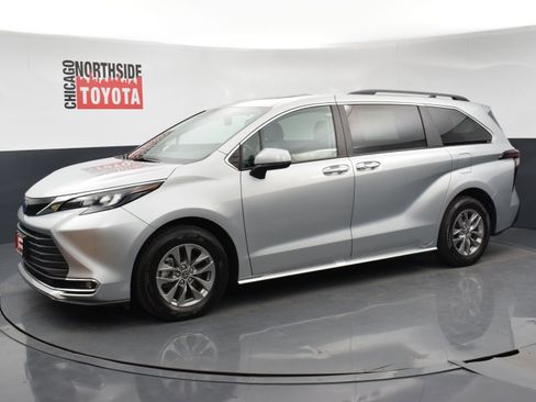 Used 2024 Toyota Sienna XLE image 8