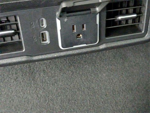 Certified 2025 GMC Sierra 1500 SLT image 28