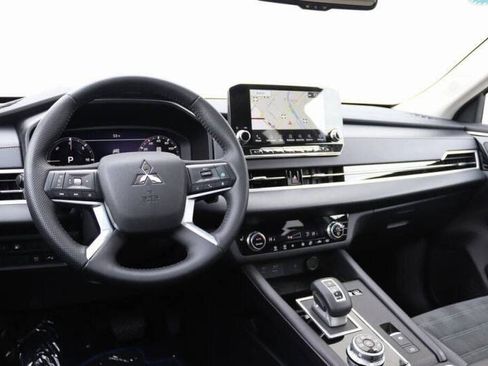 Used 2025 Mitsubishi Outlander SE image 3