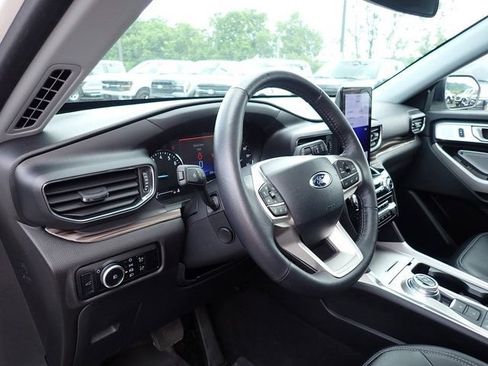 Used 2024 Ford Explorer Limited w/ Limited Technology Package AWD/4WD image 17