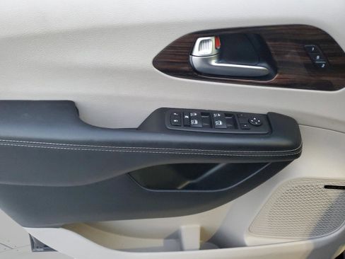 Certified 2022 Chrysler Pacifica Limited FWD image 13