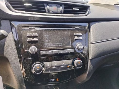 Used 2017 Nissan Rogue S AWD/4WD image 21