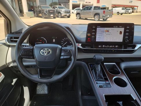 Used 2024 Toyota Sienna LE FWD image 13