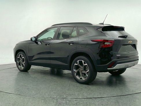 Used 2025 Chevrolet Trax LT w/ LT Convenience Package image 6