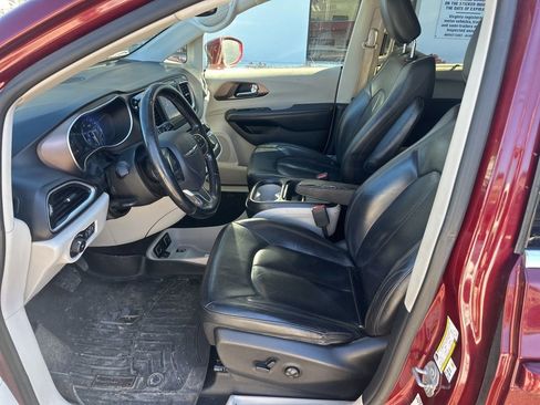 Used 2019 Chrysler Pacifica Touring-L image 5
