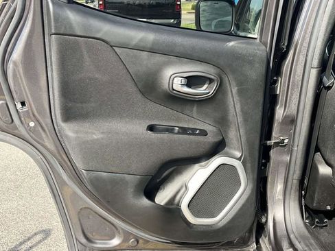 Used 2019 Jeep Renegade Latitude image 16