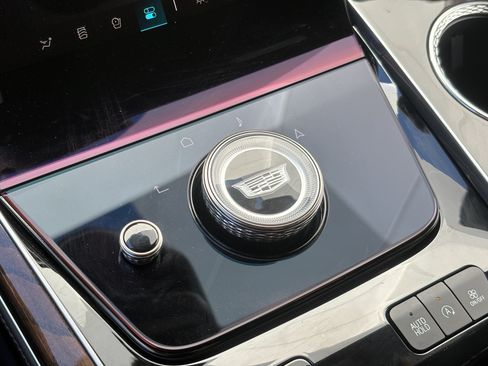 Certified 2025 Cadillac Escalade Premium Luxury Platinum AWD/4WD image 28