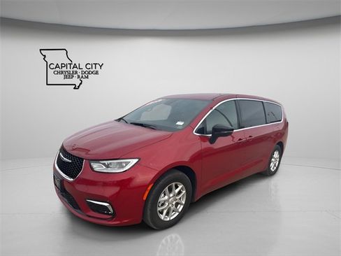 Used 2026 Chrysler Pacifica Select image 1