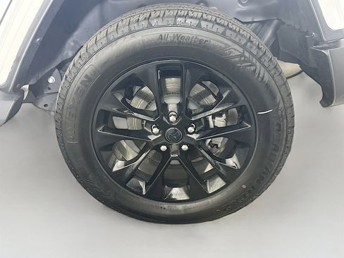 Used 2025 Jeep Wrangler Sahara image 11