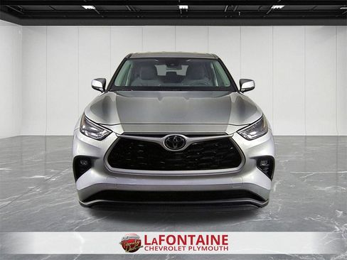 Used 2024 Toyota Highlander LE image 3