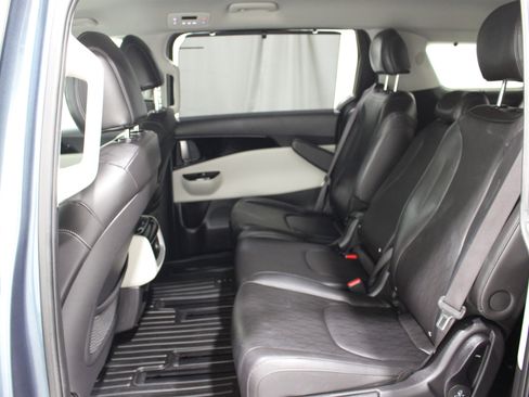 Used 2023 Kia Carnival EX FWD image 15