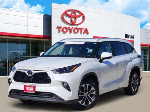 Certified 2024 Toyota Highlander XLE image 1