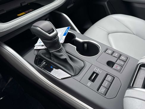 Used 2026 Toyota Highlander XLE image 24