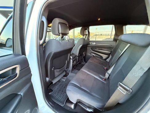 Used 2017 Jeep Grand Cherokee Laredo image 8