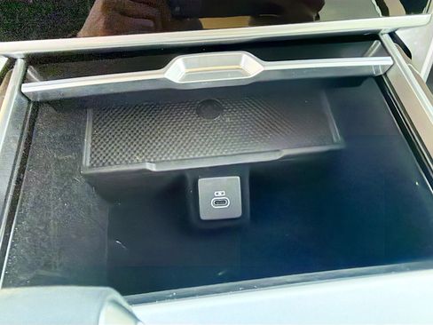 Used 2025 Land Rover Range Rover SE image 32