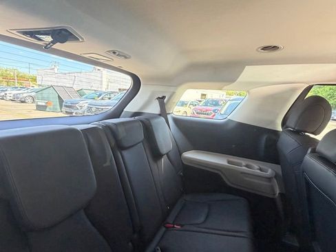 Used 2024 Kia Carnival LX FWD image 11