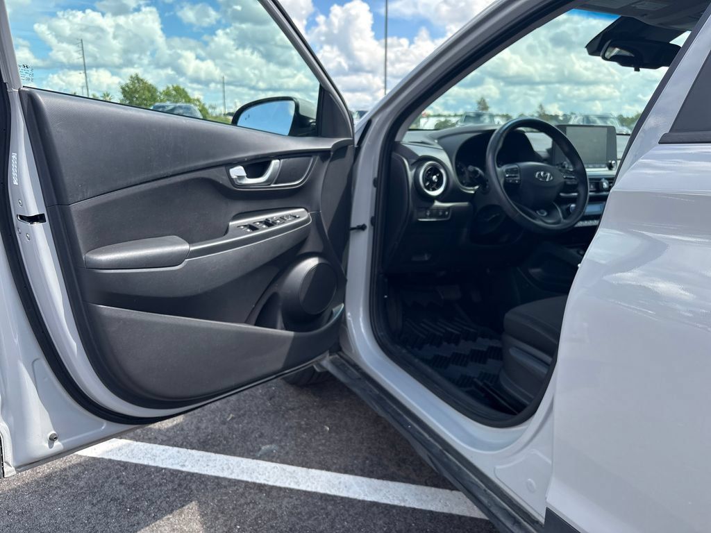 Used 2022 Hyundai Kona SEL w/ Convenience Package FWD image 3