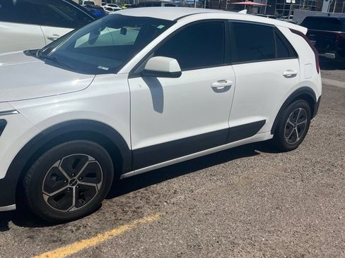 Used 2023 Kia Niro LX FWD image 1
