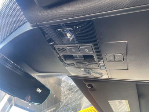 Used 2022 Volkswagen Tiguan SEL R-Line image 31