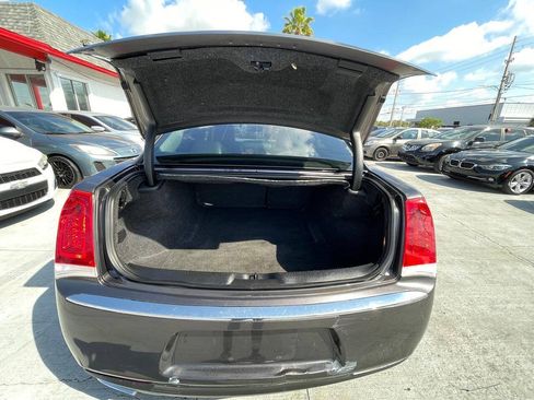 Used 2016 Chrysler 300 Limited RWD image 4