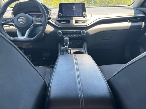 Used 2025 Nissan Altima 2.5 SV FWD image 41