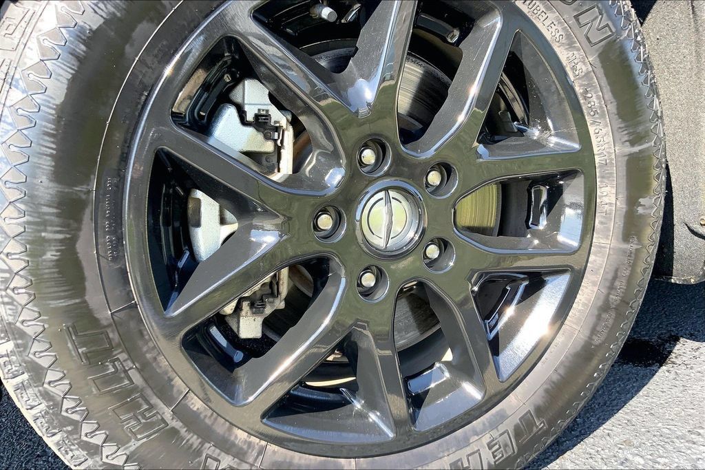 Used 2023 Chrysler Pacifica Touring-L FWD image 3