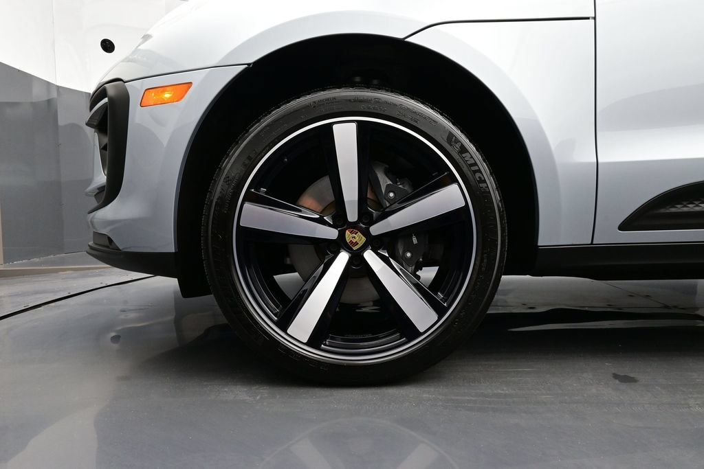 Certified 2025 Porsche Macan AWD/4WD image 6