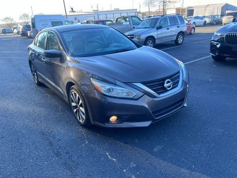 Used 2017 Nissan Altima 2.5 SV image 3