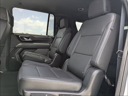 Used 2024 Chevrolet Suburban LT w/ Luxury Package AWD/4WD image 15