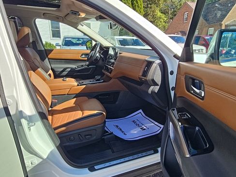 Used 2024 Nissan Pathfinder Platinum image 19