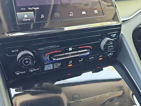 Used 2023 Jeep Grand Cherokee L Laredo image 20