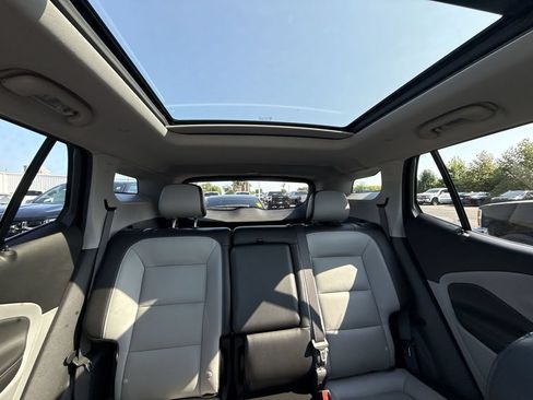 Used 2022 GMC Terrain SLT w/ Tech Package FWD image 28