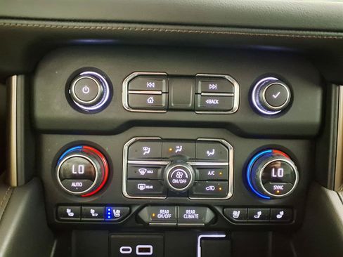 Used 2021 Chevrolet Suburban High Country RWD image 20