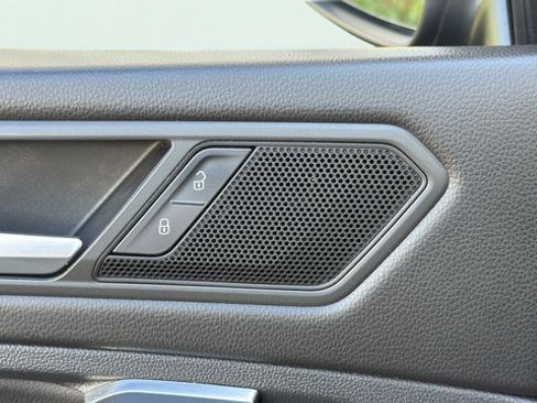 Used 2019 Volkswagen Tiguan SE w/ Panoramic Sunroof Package FWD image 11