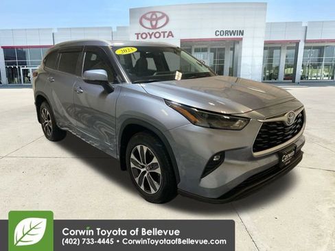 Used 2023 Toyota Highlander XLE image 2