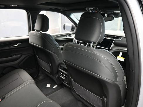 Used 2024 Jeep Grand Cherokee Laredo X image 43