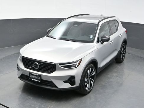 Used 2025 Volvo XC40 B5 Plus image 25