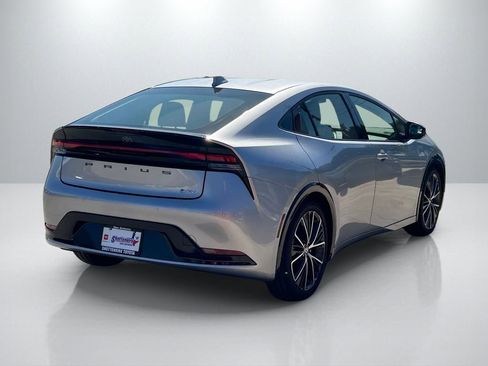 Used 2025 Toyota Prius XLE image 5