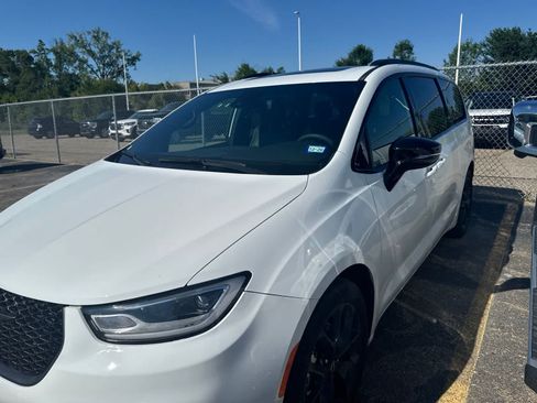 Used 2025 Chrysler Pacifica Limited FWD image 21