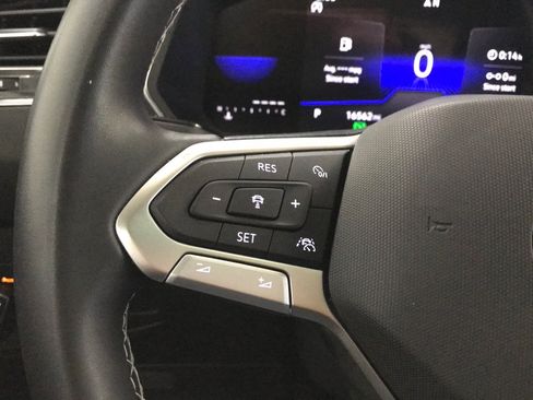Used 2023 Volkswagen Tiguan SE w/ Panoramic Sunroof Package FWD image 24