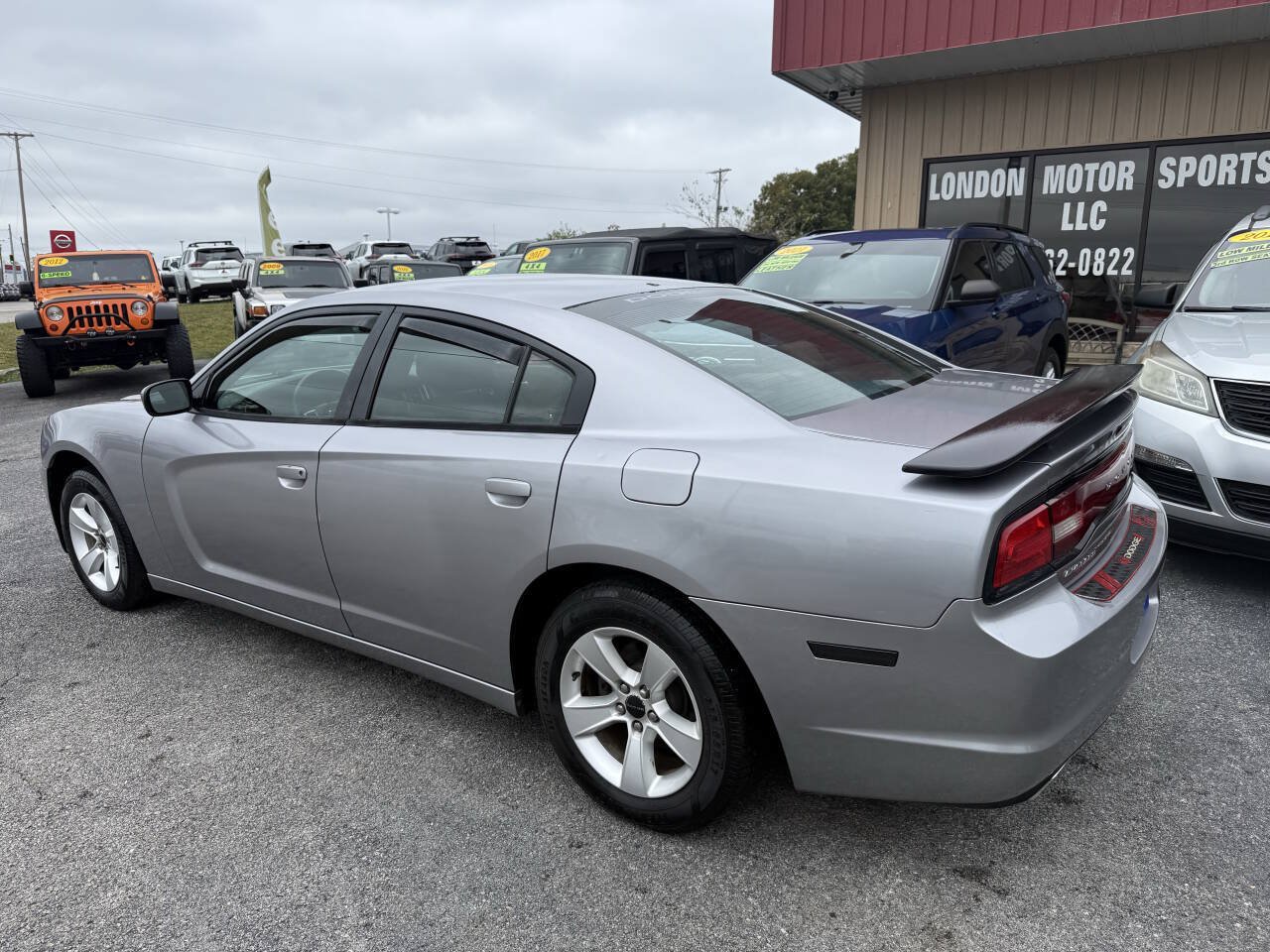Used 2014 Dodge Charger SE RWD image 2