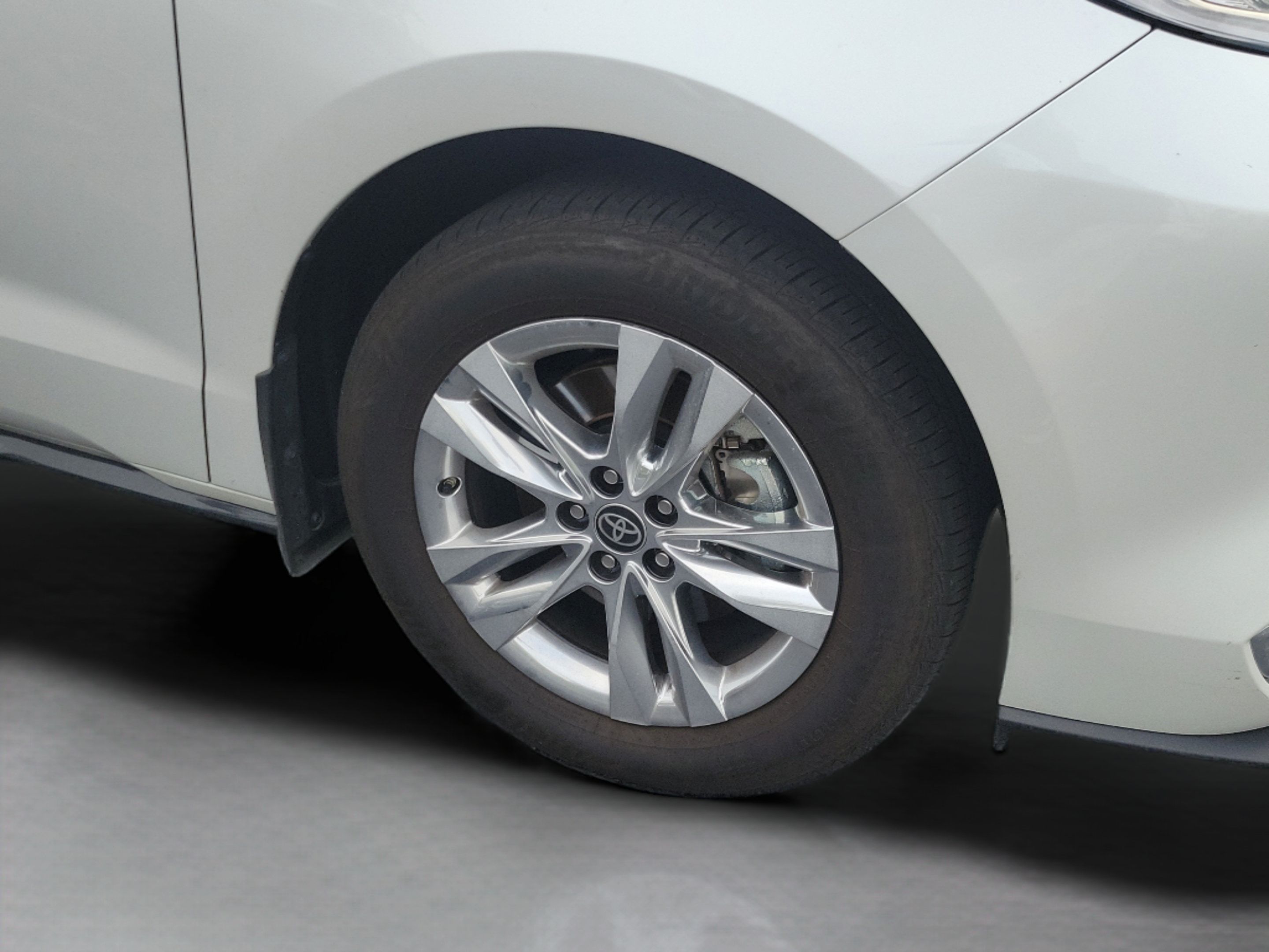 Certified 2025 Toyota Sienna Limited FWD image 15