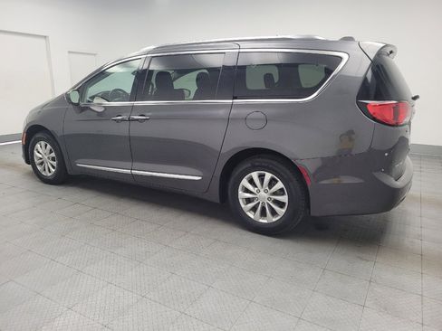Used 2018 Chrysler Pacifica Touring-L FWD image 3